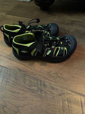 Keen Kids Black and Neon Green Closed-Toe Sandals